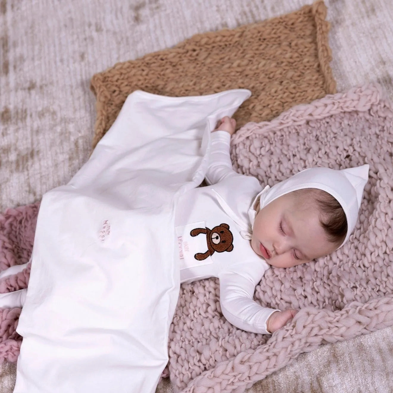 Noggi Ivory Baby Bear Pocket Layette Set- Girls